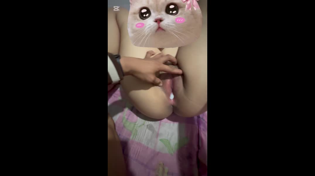 Xuất tinh đầy lồn múp của bé ny chubby